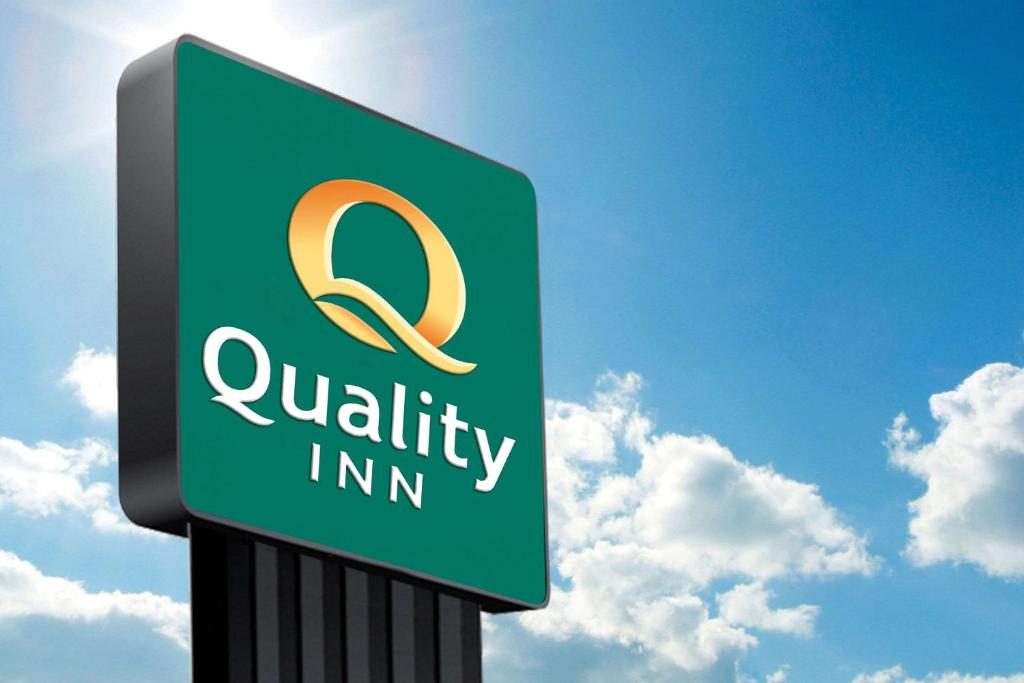 Quality Inn Fort Pierce I-95 signage against the Florida sky